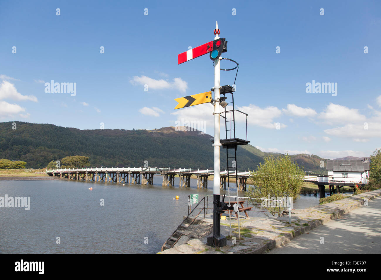 Mawddach Mündung in der Nähe der historischen hölzernen Mautbrücke an Penmaenpool, Gwynedd, Wales. Stockfoto