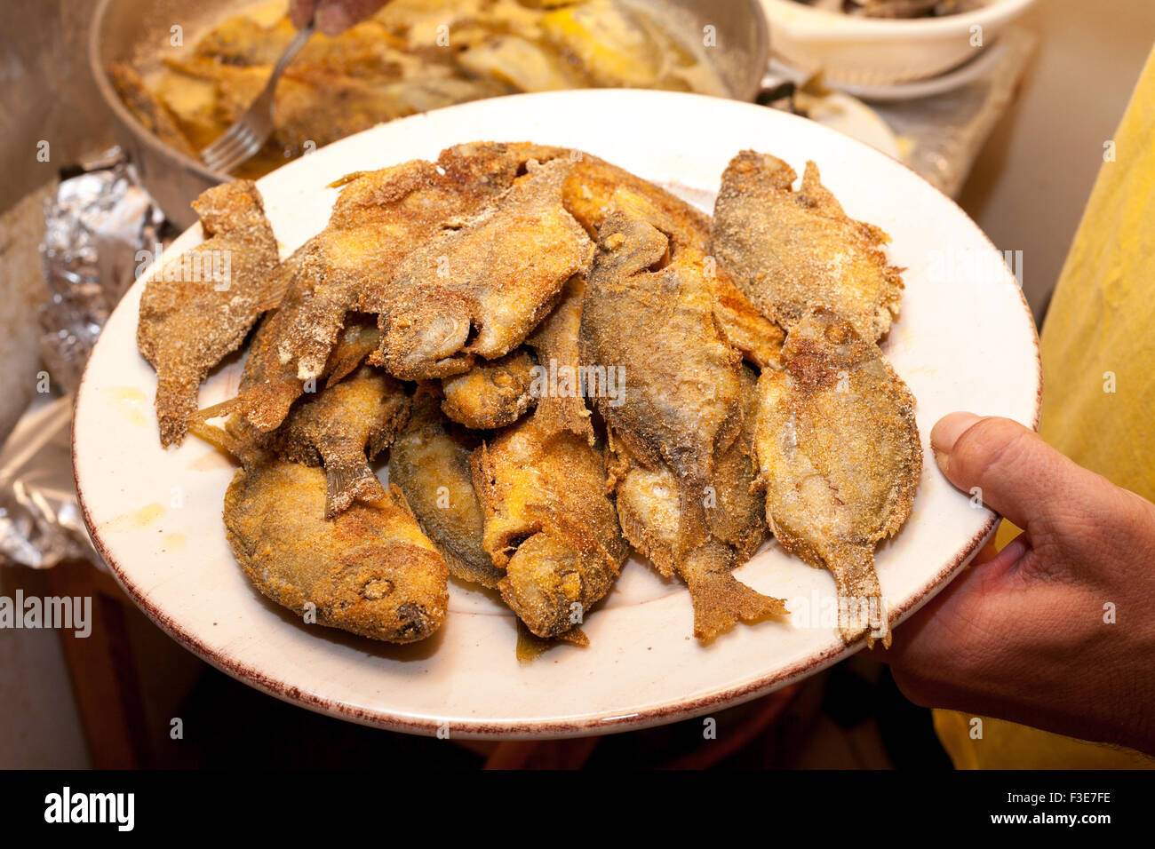 Kleine Fische des griechischen Meeres gebraten in der Pfanne Stockfoto