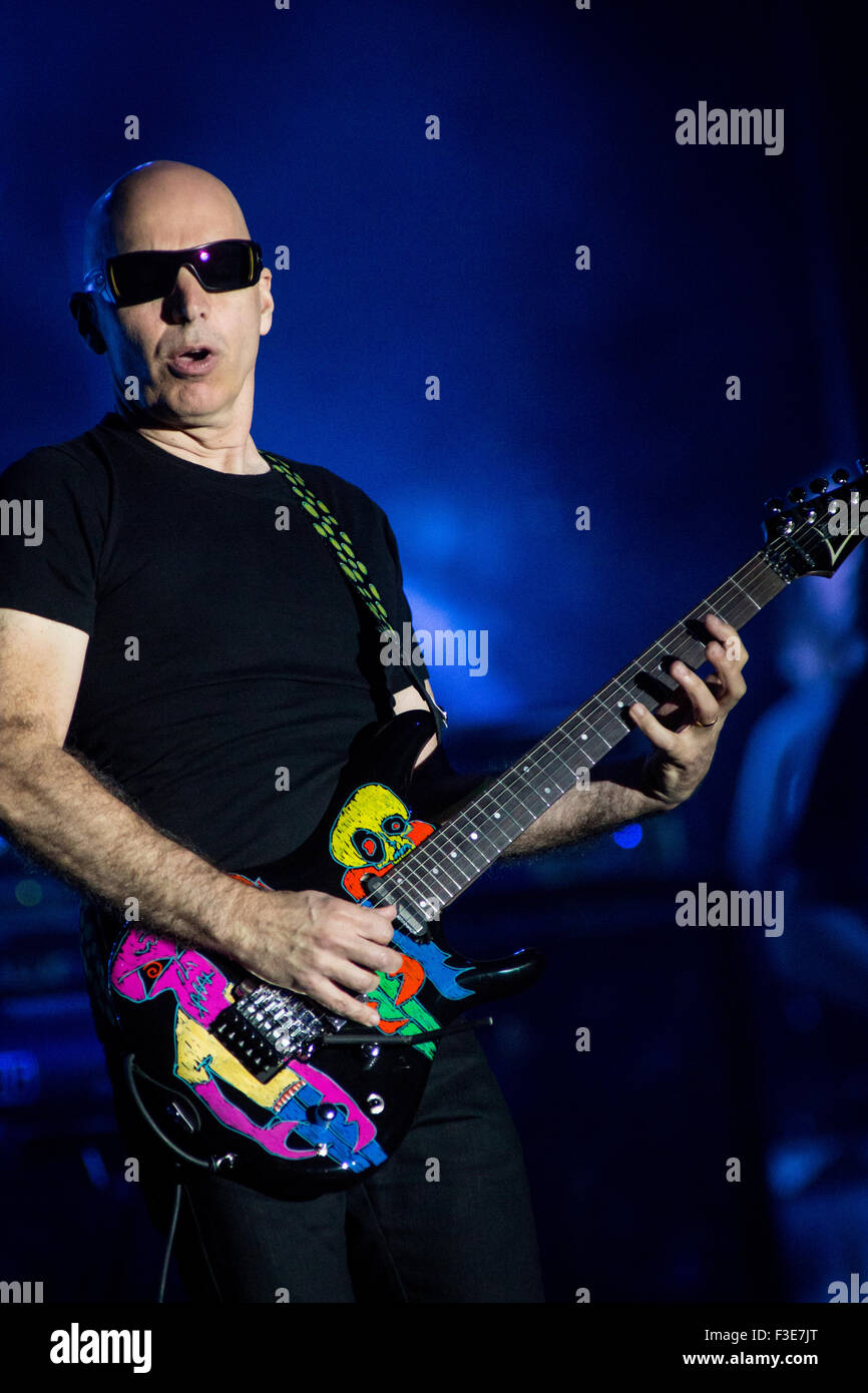 Mailand Italien. 5. Oktober 2015. Der US-amerikanische instrumental-Rock-Gitarrist JOE SATRIANI live auf der Bühne Teatro Della Luna während "The Shockwave Tour 2015" Credit führt: Rodolfo weitertransferiert/Alamy Live News Stockfoto