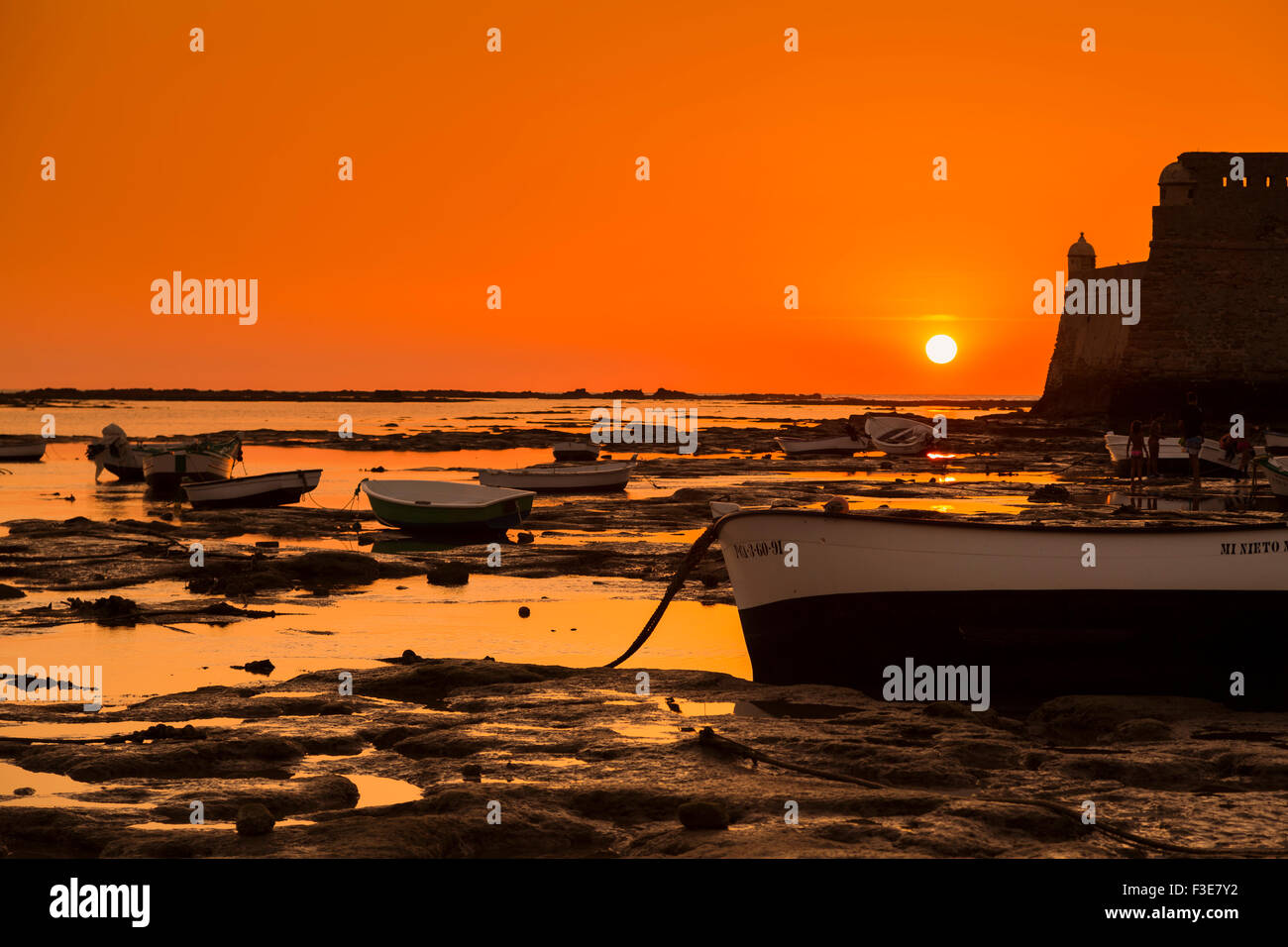 La Caleta Strand Boote Sonnenuntergang Cadiz Andalusien Spanien Stockfoto