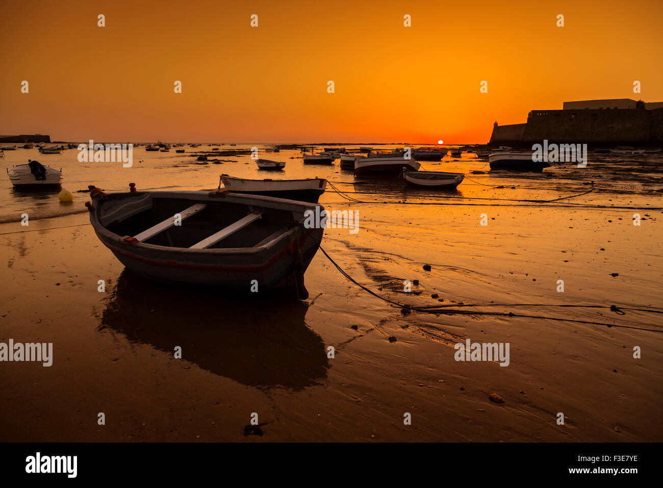 La Caleta Strand Boote Sonnenuntergang Cadiz Andalusien Spanien Stockfoto