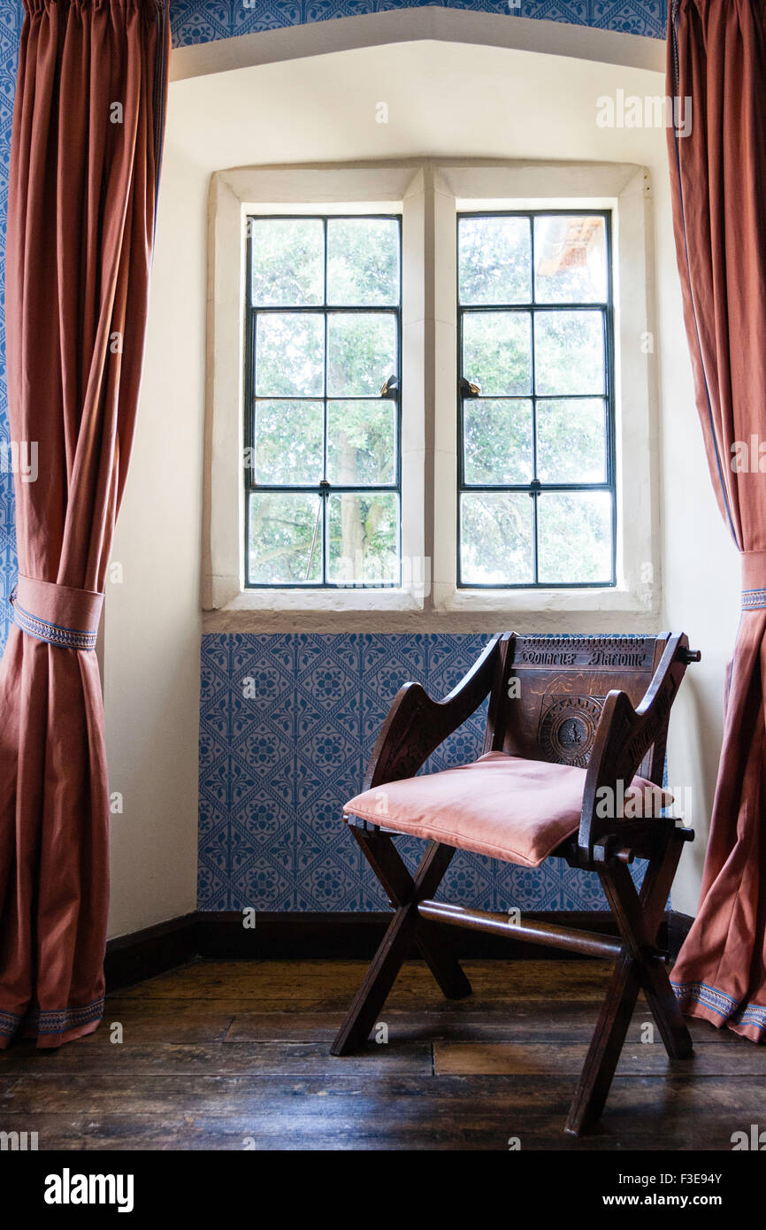 England, Ramsgate. Das Grange, Haus, entworfen von Augustus Pugin. Stuhl  von Pugin im Alkoven mit Fenster gestaltet und hell-lila Vorhänge  Stockfotografie - Alamy