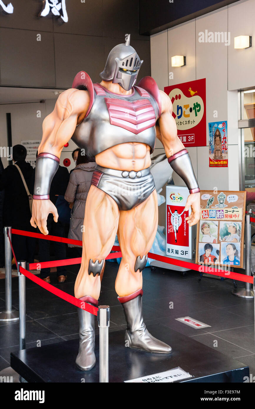 Osaka, Shinsekai, Kinniku - Mensch, der 'Ultimate Muscle Mann' Figur Statue in der Halle der Tsetenkaku Turm Eingang. Stockfoto