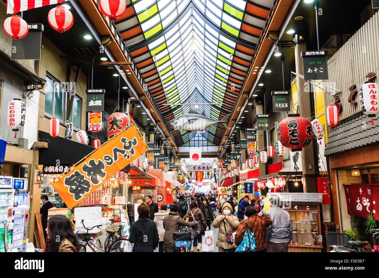 ": Kuromon Ichiba', wie Osaka's Küche Innenraum eines langen überdachten Arkade Geschäfte und Verkaufsstände Lebensmittel bekannt, berühmt für seine Meeresfrüchte. Besetzt. Stockfoto
