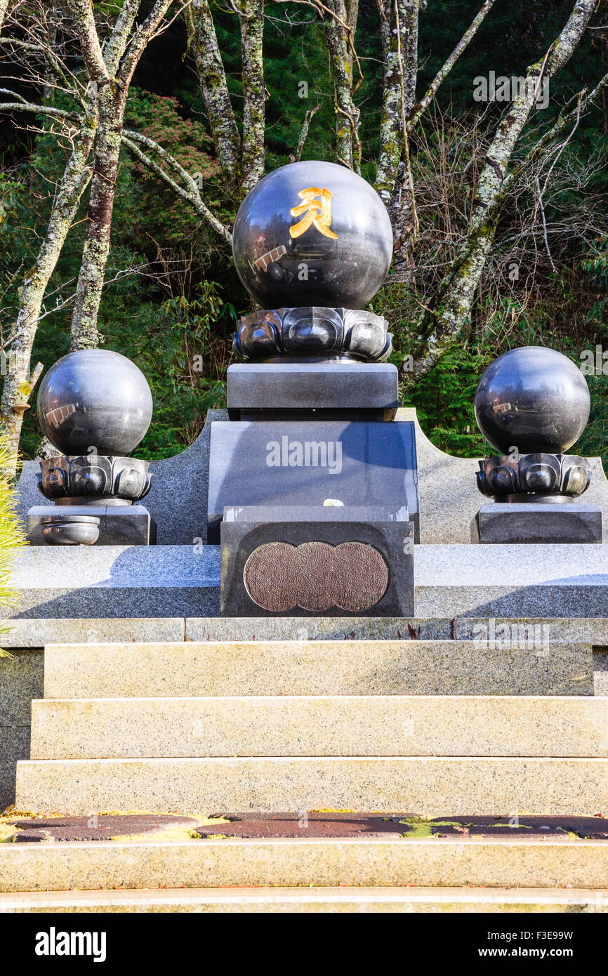 Japan, Mount Koya, Koyasan Friedhof. Der zweite Weltkrieg Denkmal für Japanische tot, bestehend aus drei inscripted Granit Kugeln auf steht. Stockfoto