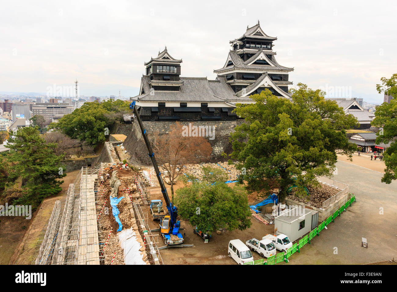 Die honmaru in Kumamoto schloss vor dem Erdbeben Schäden 2016. Bauarbeiten an der Wand, die von der verborgenen Uto yagura zu den wichtigsten Standard halten. Stockfoto