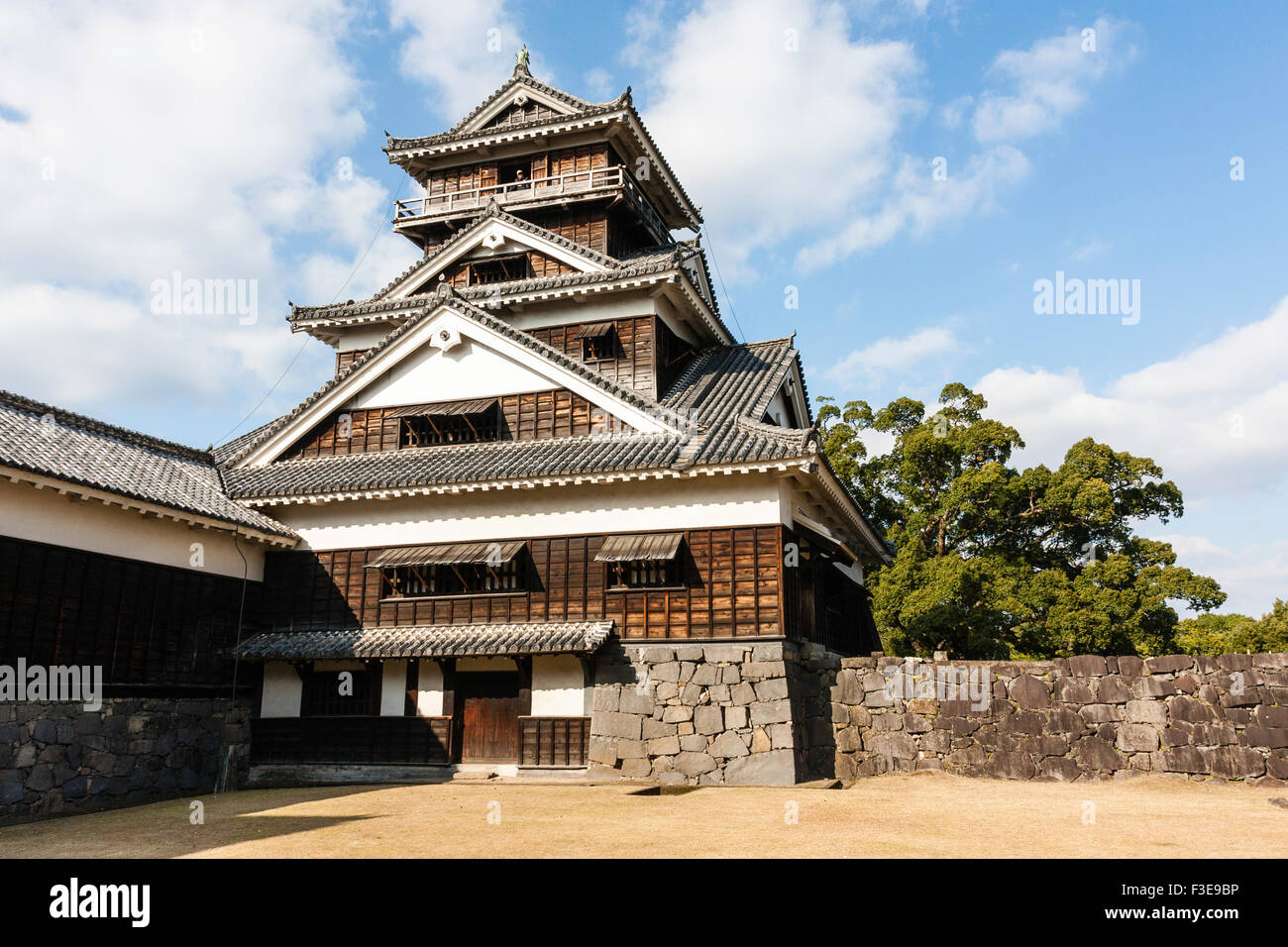 Kumamoto Castle, das mehrstöckiges Uto Yagura, Revolver. Mit fünf Geschichten und ein Keller ist es so groß wie viele Japanische Schloss hält. Blauer Himmel mit Wolken. Stockfoto