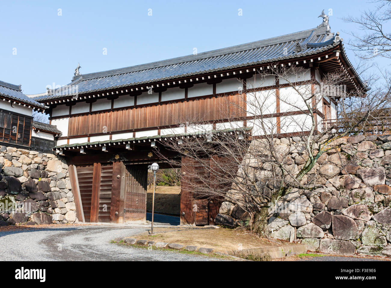 Japan, Yamato Koriyama schloss. Eingang, der Otemon Torhaus, yaguramon, Tor mit Revolver, watariyagura Stil. Blue Sky. Winter. Stockfoto