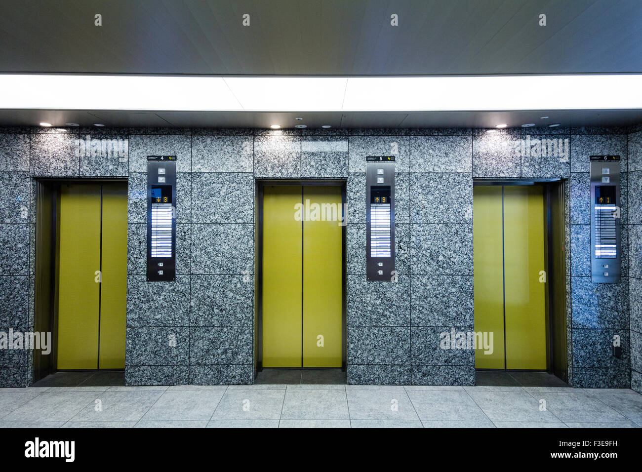 Innenraum der Osaka Station Stadt, drei Aufzüge im Innenbereich Marmor verkleideten Wand mit Kalk farbige Türen. Stockfoto