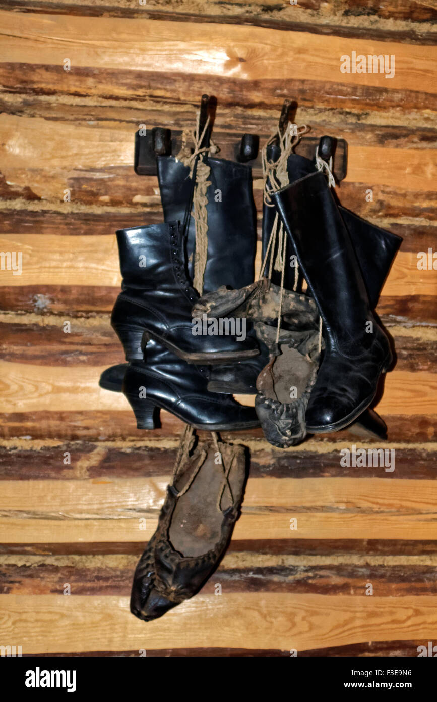 Schuhe, innen von einem rustikalen Zimmer im Setomaa. Stockfoto