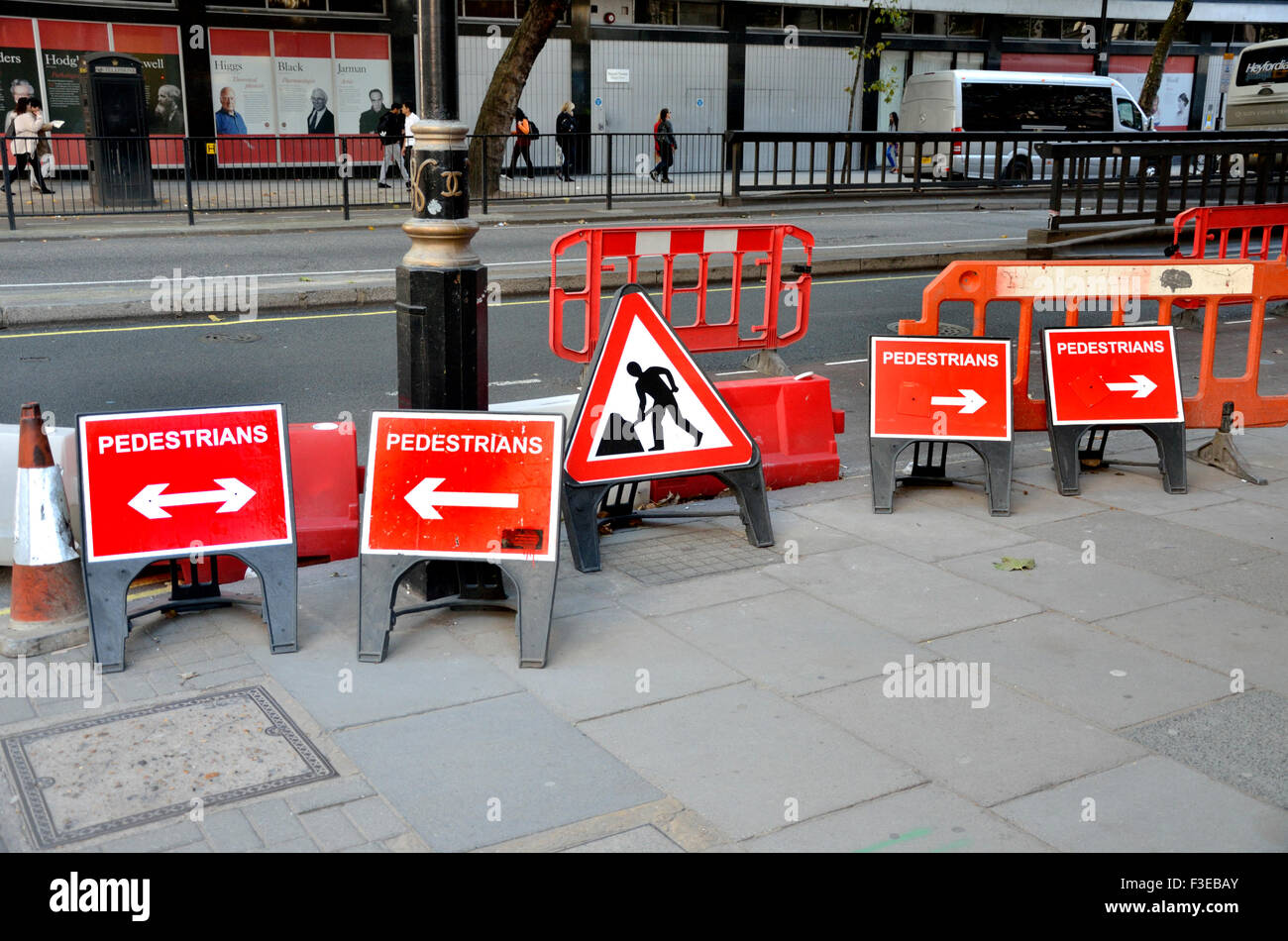 London, England, Vereinigtes Königreich. Verwirrend / widersprüchliche Anzeichen für Fußgänger an Baustellen Stockfoto