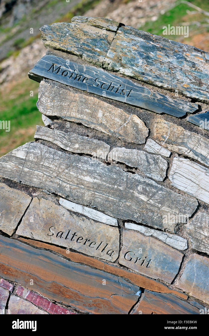 Verschiedene Gesteinsschichten, ein Teil des Puzzles Knockan am Knockan Crag National Nature Reserve, Highlands, Schottland Stockfoto