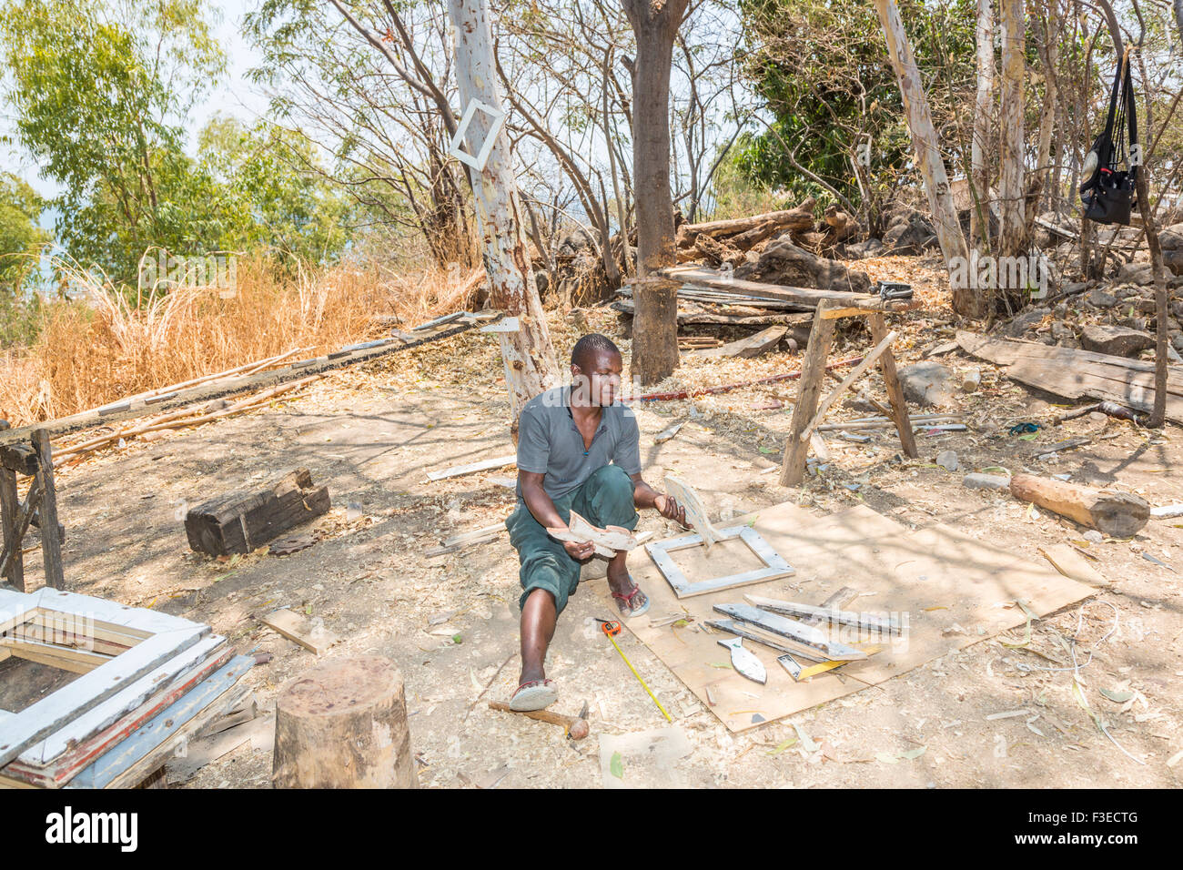 Junge Afrikaner arbeiten bei Katundu kreativen Beruf Workshop, Likoma Island Lake Malawi, Malawi und geschnitzten Fish Bilder Stockfoto