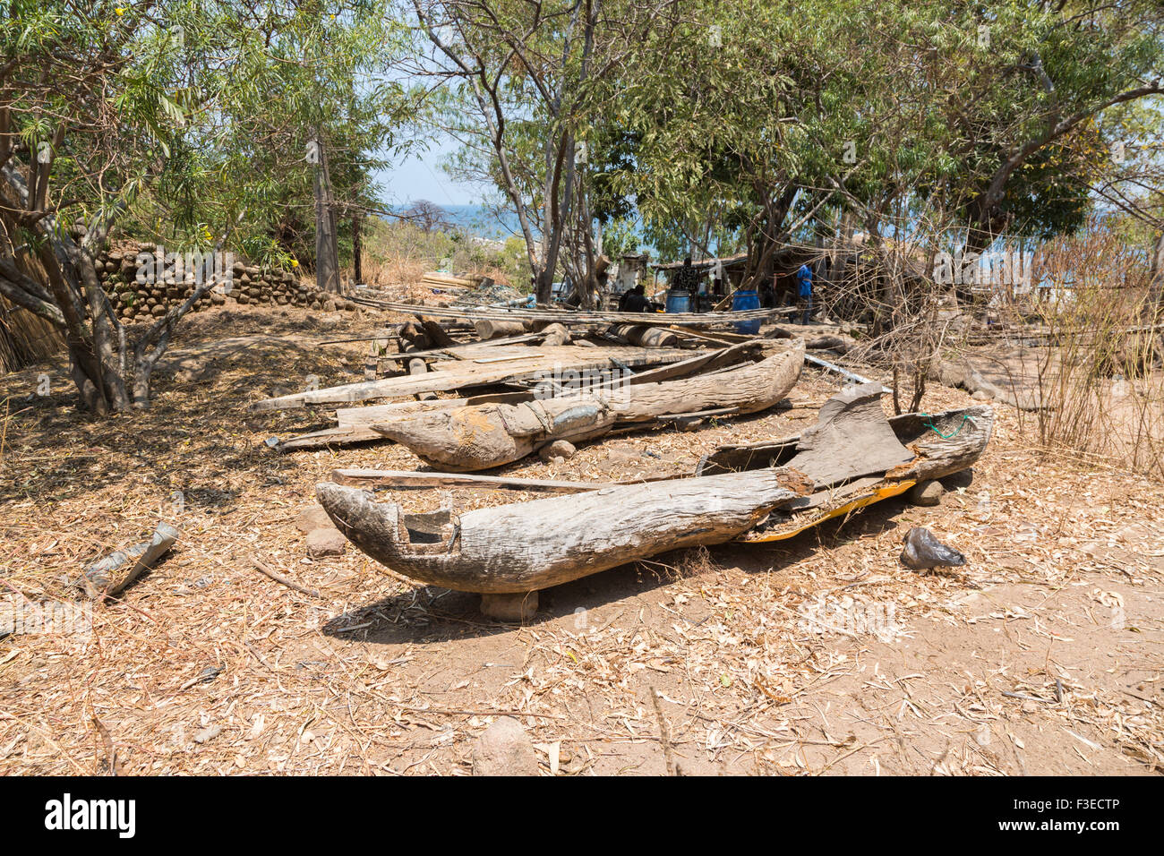 Alte traditionelle hölzerne Einbäumen bei Katundu Creative Handel Werkstatt, Likoma Island Lake Malawi, Malawi, Süd-Ost Afrika Stockfoto