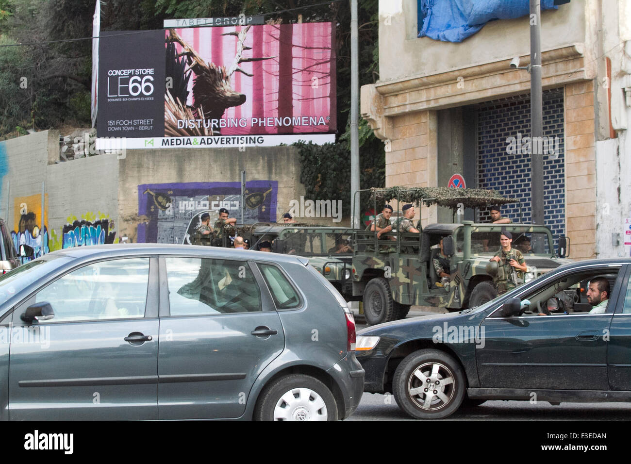 Beirut Libanon, 6. Oktober 2015. Im Bild ein Armeefahrzeug unter ein Poster eines Kampfpanzers. Gab es eine erhöhte libanesische Armee Präsenz in den Straßen von Beirut vor einer Wiederaufnahme des nationalen Dialogs Sitzung zwischen verschiedenen politischen Parteien an der politischen Sackgasse auf die Entscheidung eines Präsidenten und eines Staatsoberhauptes Credit: Amer Ghazzal/Alamy Live-Nachrichten Stockfoto