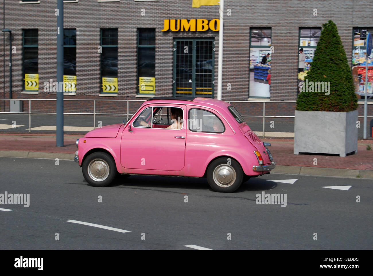 Klassische rosa Fiat 500 unterwegs Stockfoto