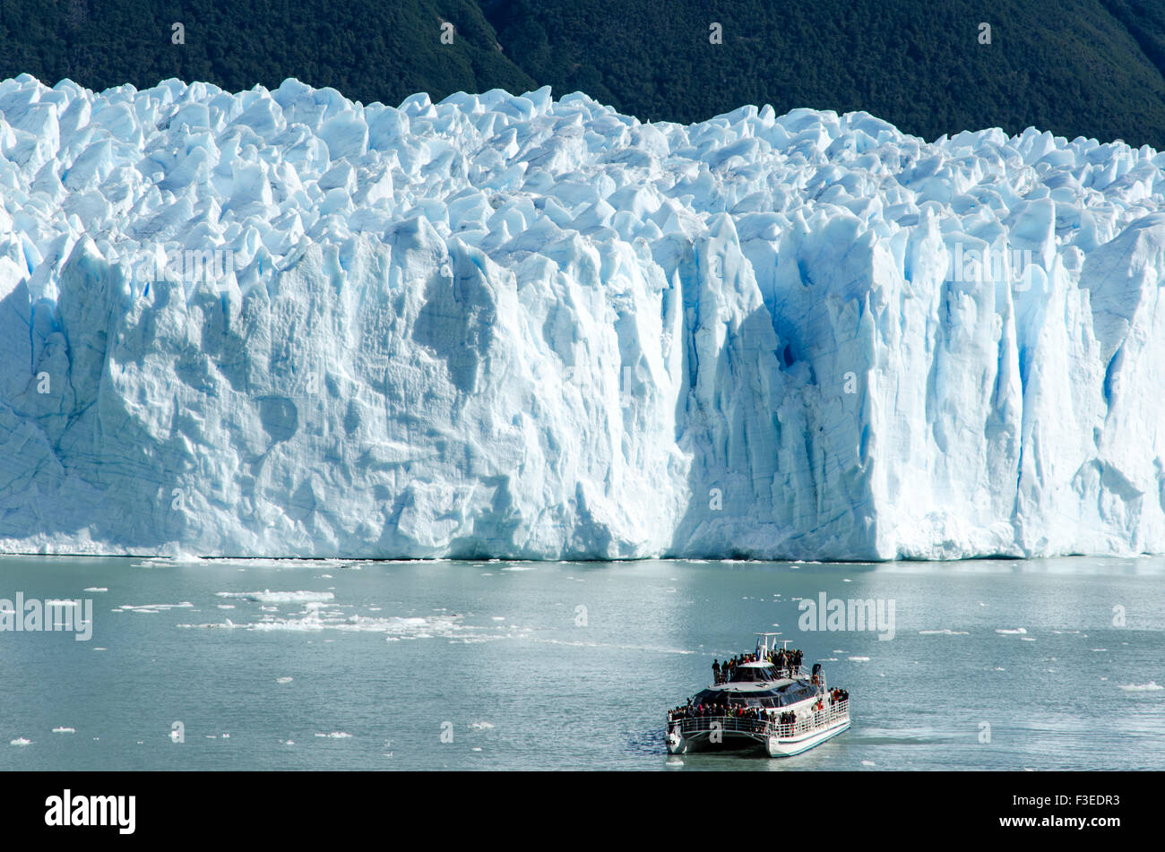 Touristenboot von Perito Moreno Gletscher, Nationalpark Perito Moreno, Patagonien, Argentinien, Südamerika Stockfoto
