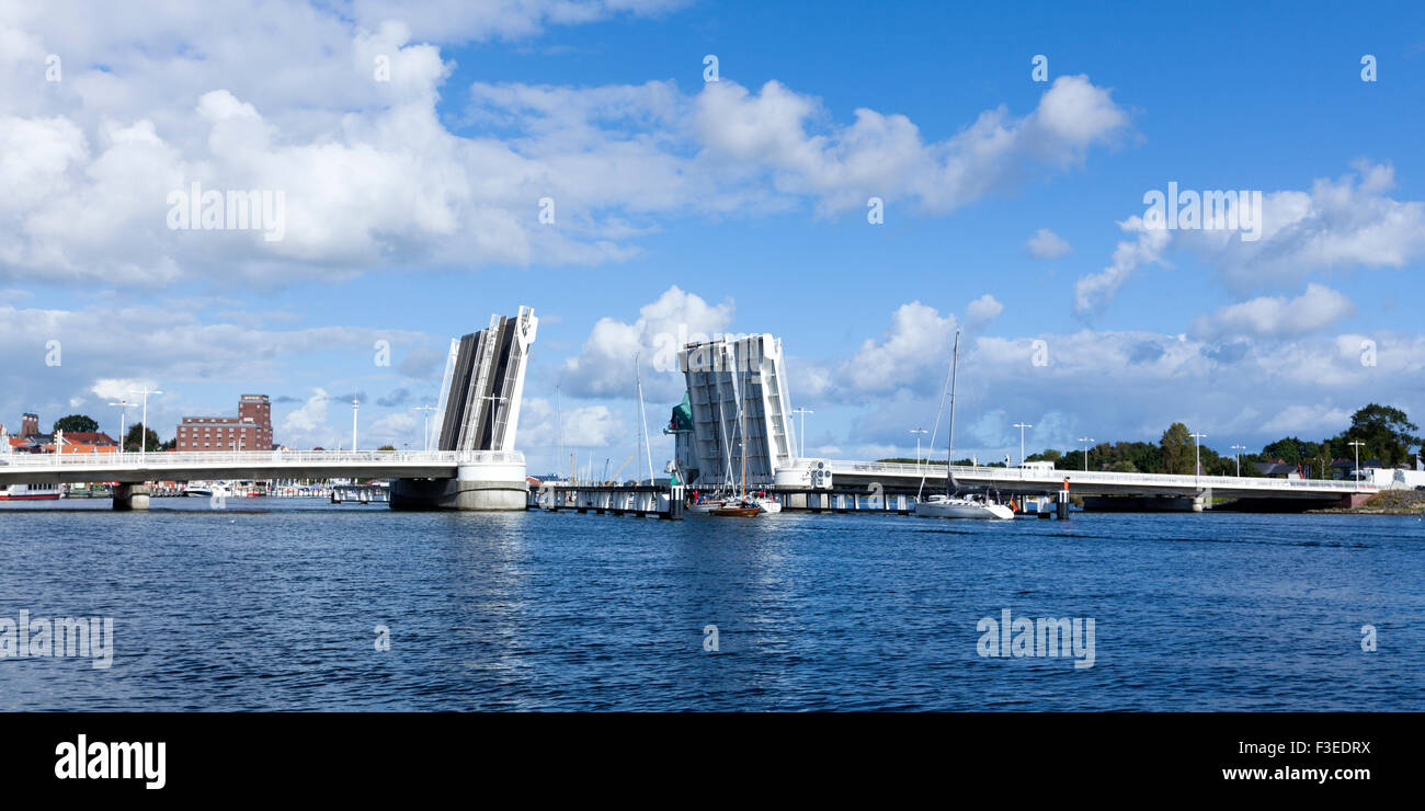 Zugbrücke in Kappeln, eröffnet für die Übergabe von Segelbooten Stockfoto