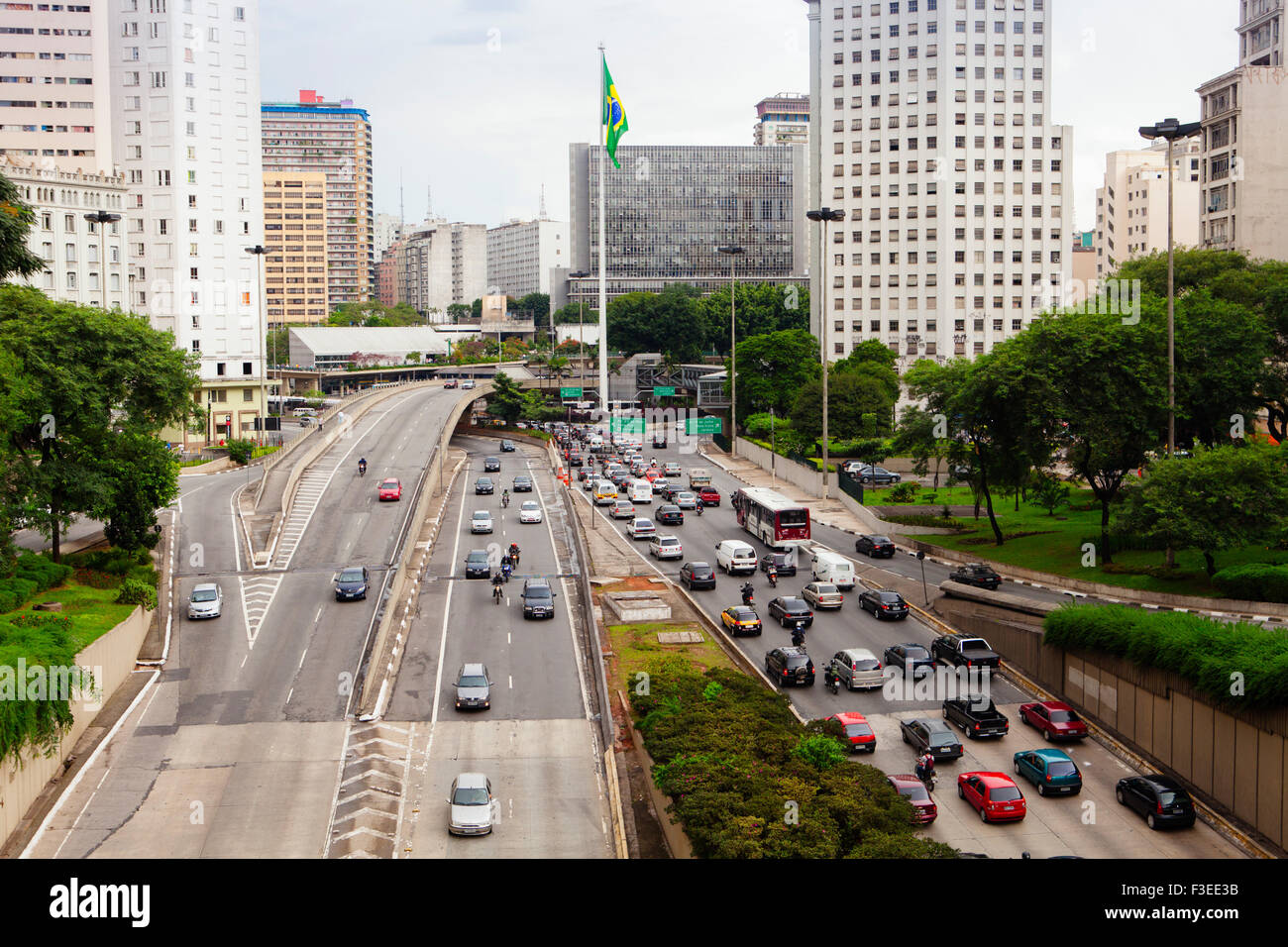Erhöhter Blick auf die mit Verkehr besetzter Stadtstraße Avenida 23 de Maio, in der Nähe des Parks Ibirapuera im Zentrum von Sao Paulo Stockfoto