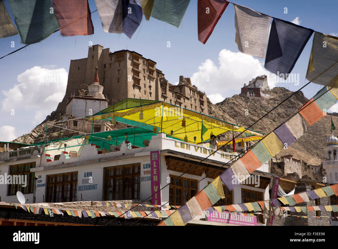Indien, Jammu & Kashmir, Ladakh, Leh, Main Bazaar, Altstadtpalast gesehen durch buddhistische Gebetsfahnen Stockfoto