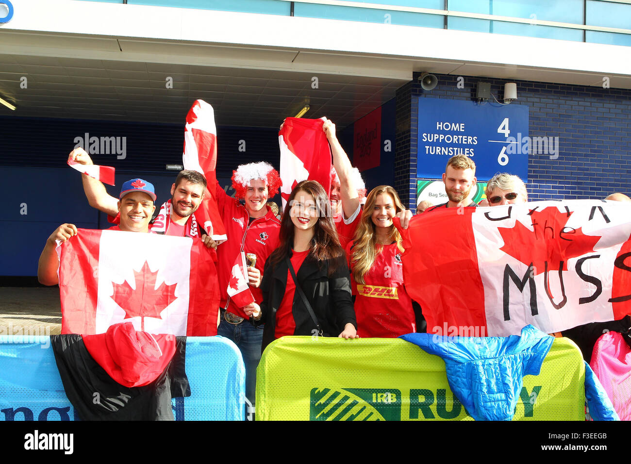 King Power Stadium, Leicester, UK. 6. Oktober 2015. Rugby World Cup. Kanada im Vergleich zu Rumänien. Kanadische Fans begrüßen ihr Team zu Leicester City Stadium. Bildnachweis: Aktion Plus Sport/Alamy Live-Nachrichten Stockfoto