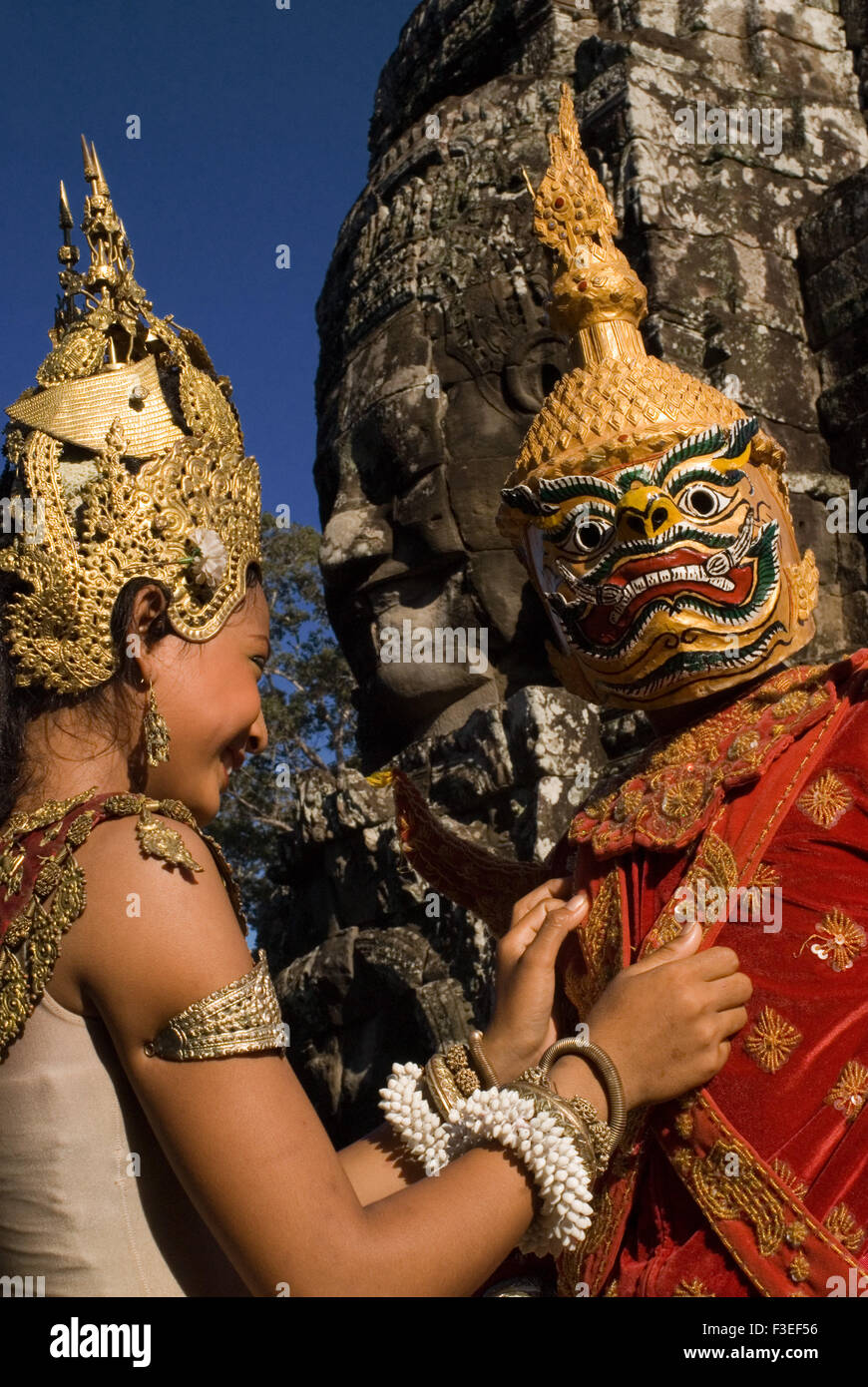 Apsara-Tänzerinnen im Bayon. Die Verwirrung in der Bayon-Plan und die Komplexität der Gebäude ergibt sich zweifellos aus der Suk Stockfoto