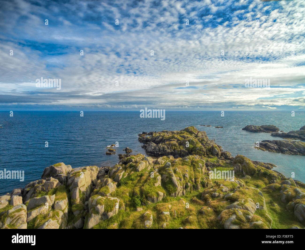 Malerische Luftaufnahme der felsigen Küste auf Lofoten in Norwegen Stockfoto