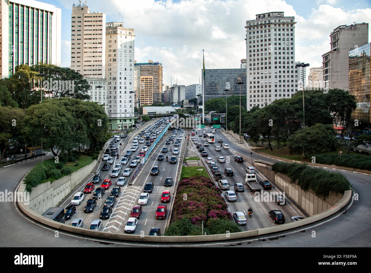 SAO PAULO, Brasilien - 28. Juni 2013: Sao Paulo Stadtverkehrs während der Rush hour Stockfoto