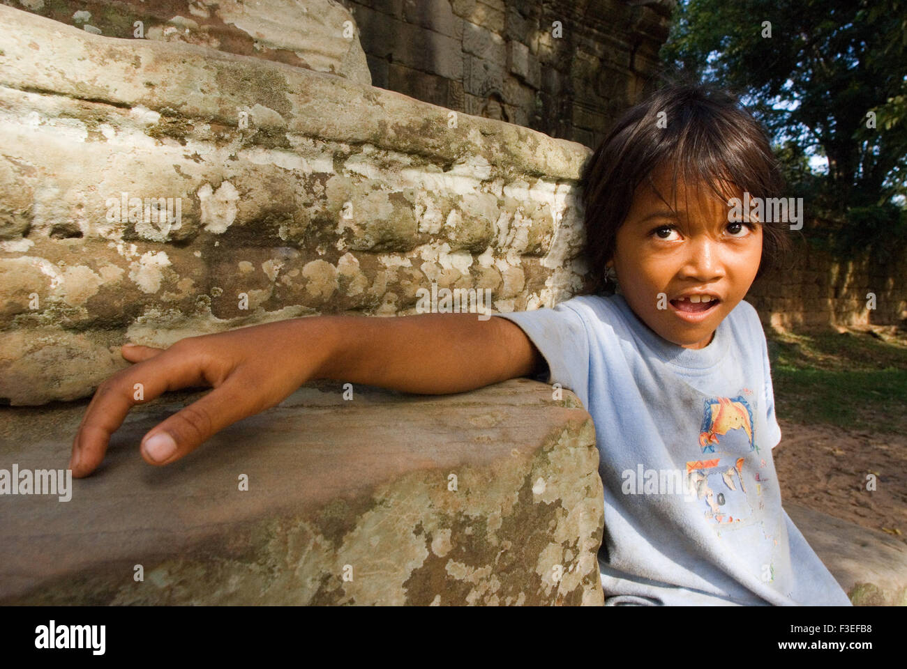 Kinder spielen im Inneren des Tempels Preah Khan. Preah Khan, Bedeutung "Heiliges Schwert" ist eine riesige, hoch erforschbaren Klosteranlage Stockfoto