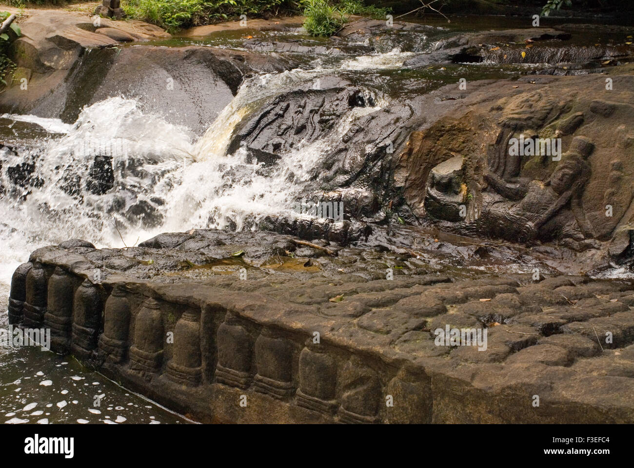 Gottheiten geschnitzt Flusssteine. Kabal Spean. Kbal Spean ist eine alte Hindu Wallfahrtsort im Dschungel auf der Südseite der Kulen Stockfoto