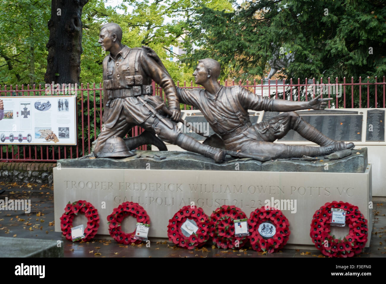 Reading, UK. 6. Oktober 2015. Das neue Denkmal der Trooper Potts In Reading Frederick Owen Potts ist Reading nur Victoria Kreuz Inhaber Credit: Paul Chambers/Alamy Live News Stockfoto