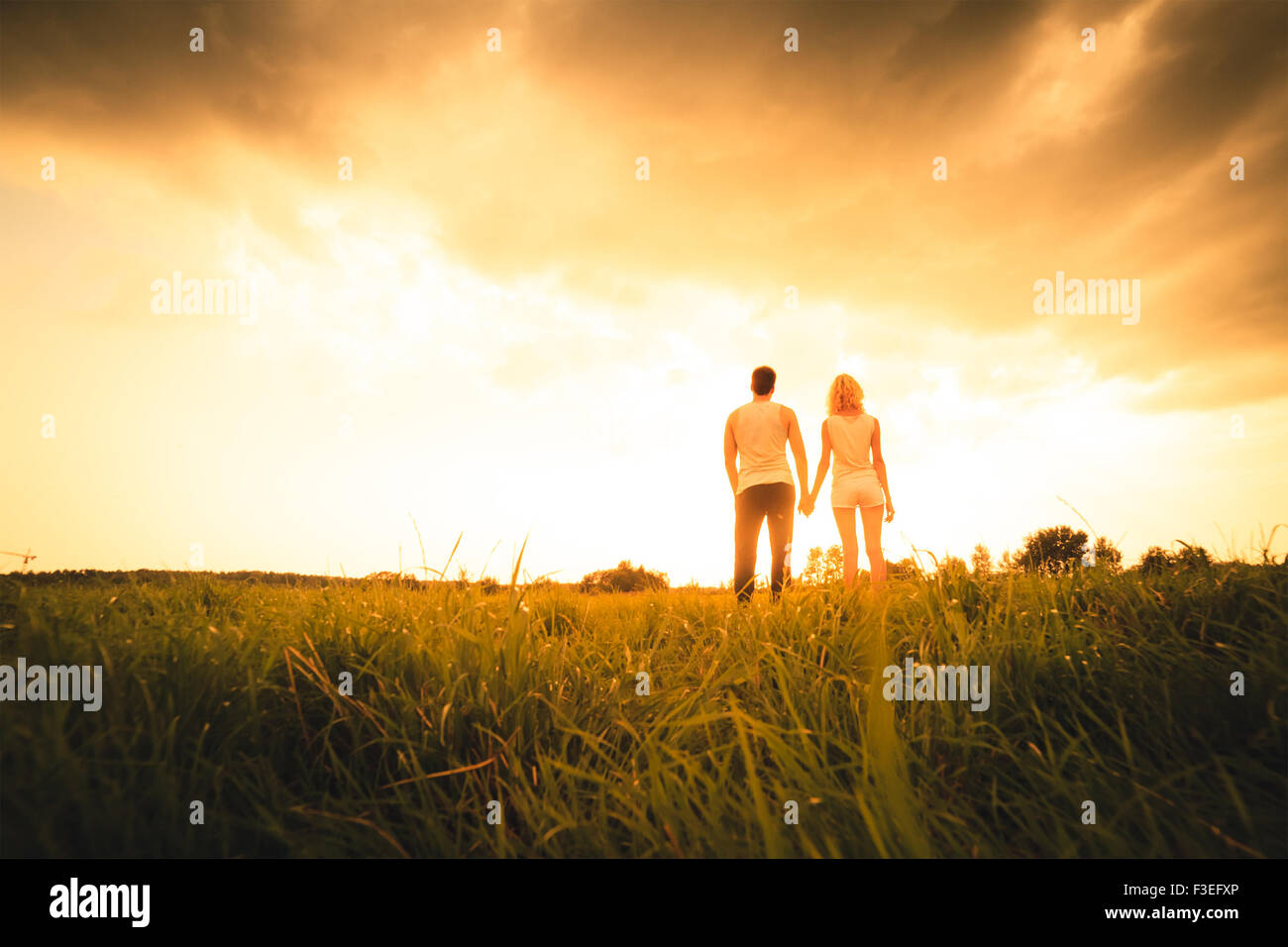 Silhouette von zwei Personen auf dem Sunset Stockfoto