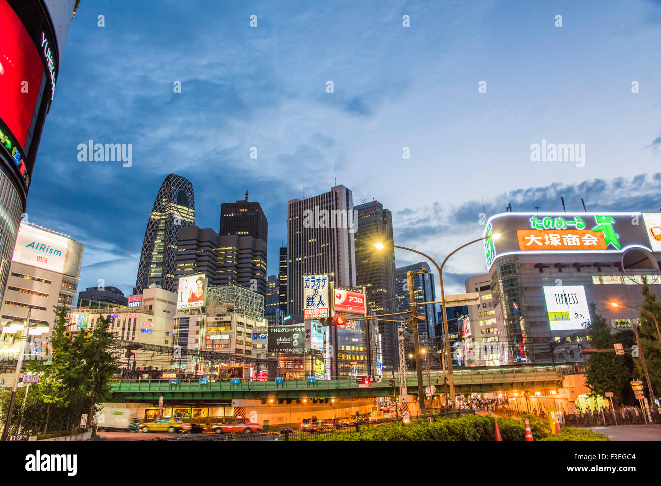 Straßenszene in Shinjuku Station Osteingang Bereich, Shunjuku-Ku, Tokyo, Japan Stockfoto