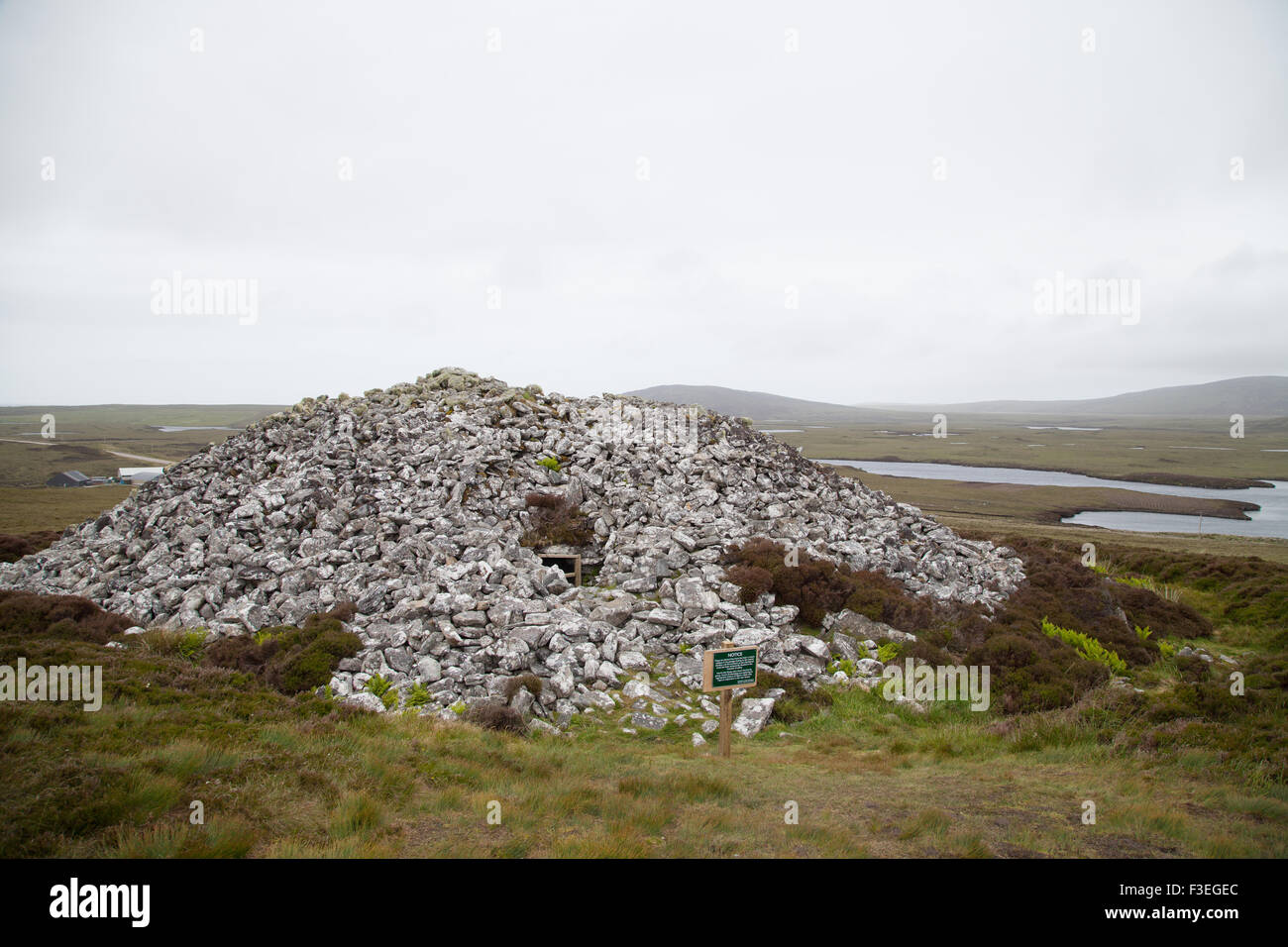 Barpa Langais ist der am besten erhaltenen jungsteinzeitlichen chambered Cairn in den äußeren Hebriden, Schottland. Stockfoto