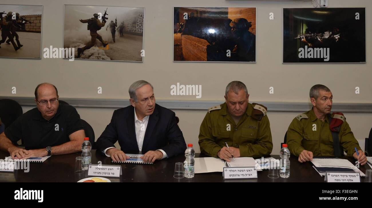 Jerusalem. 6. Oktober 2015. Der israelische Ministerpräsident Benjamin Netanyahu (2. L) spricht an einer militärischen Position während eines Besuchs in der West Bank 6. Oktober 2015. Benjamin Netanyahu kündigte am Dienstag an, dass seine Regierung wird stärkere Maßnahmen ergreifen, die brechen, wie er es nannte, die aktuelle "Welle des Terrors." Bildnachweis: GPO/Amos Ben-Gershom/Xinhua/Alamy Live-Nachrichten Stockfoto