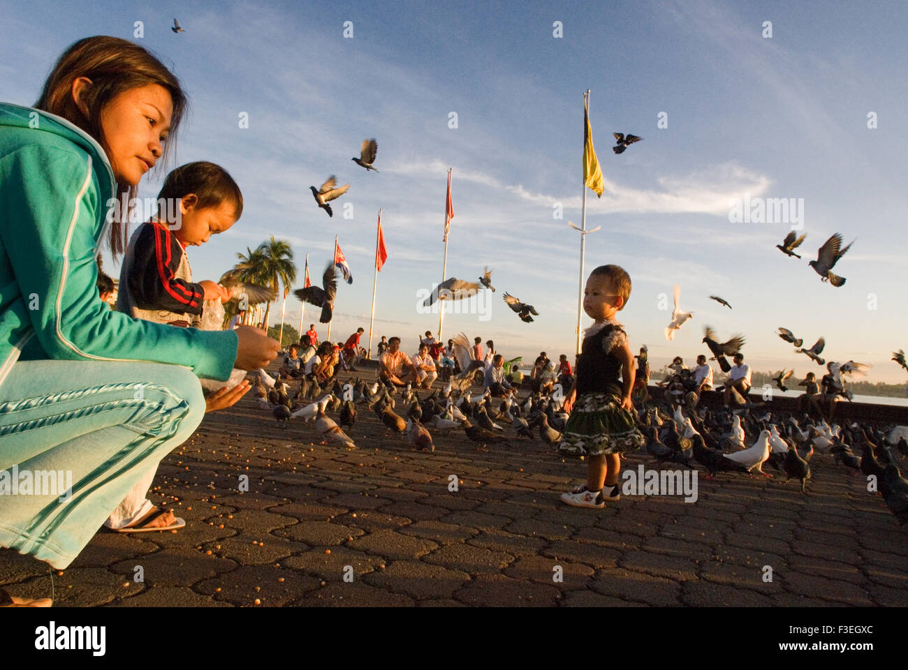 Mutter und Tochter, die Tauben füttern in der Nähe von dem Tonle Sap. Phnom Penh. Khmer Menschen sind die dominierende ethnische Gruppe in Kambodscha, ein Stockfoto