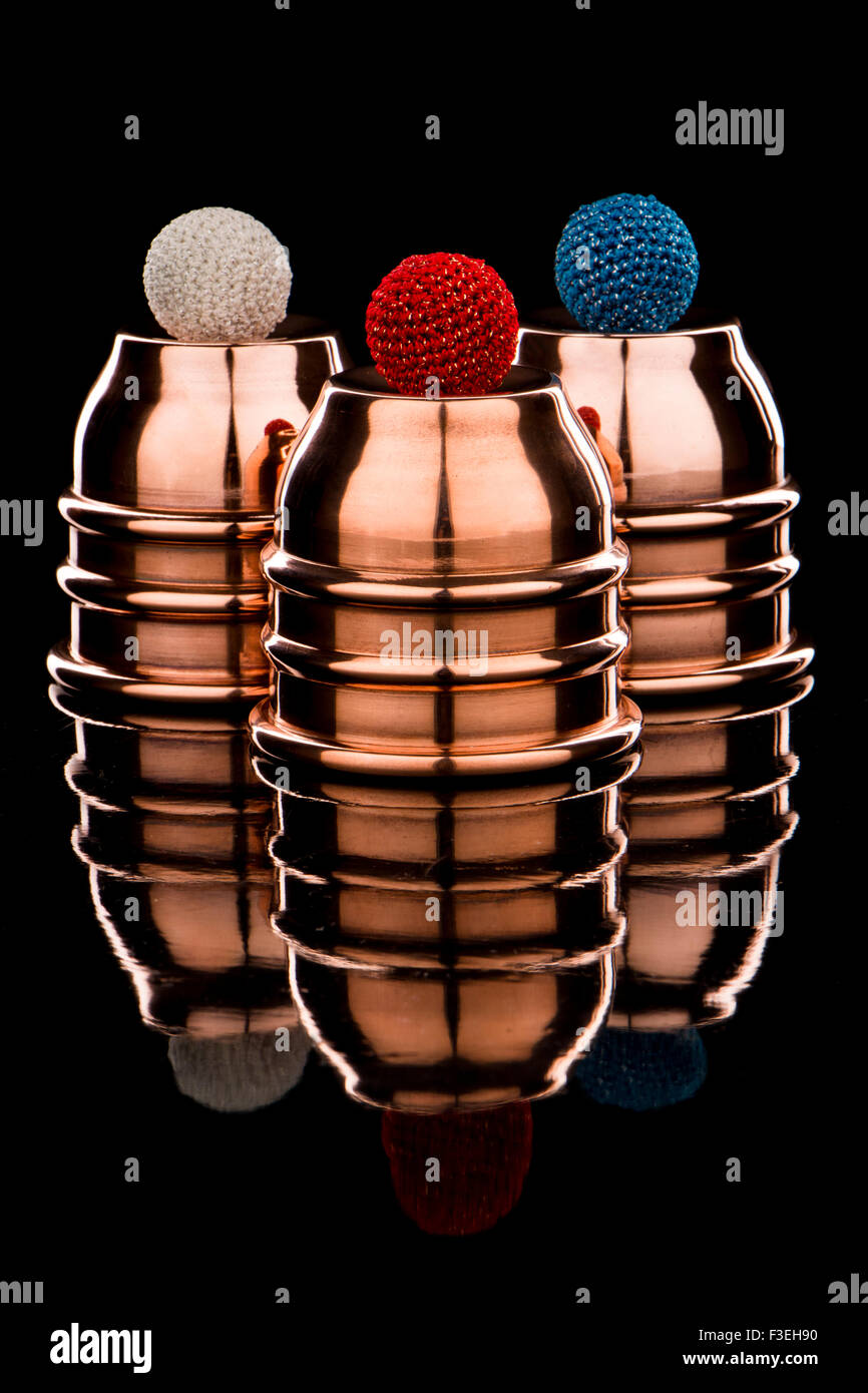 Zaubertricks-Cups und Kugeln Stockfoto
