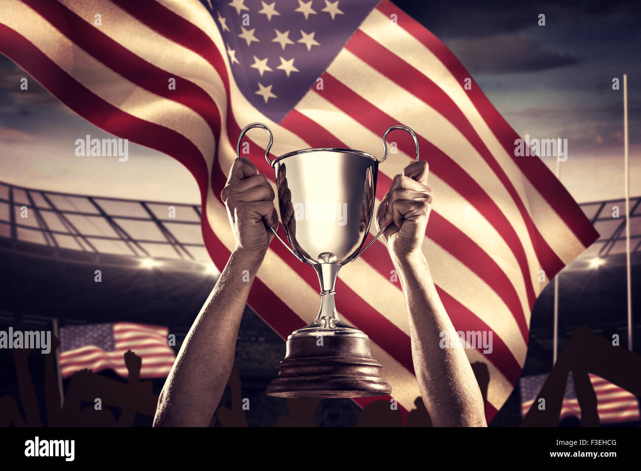 Zusammengesetztes Bild von erfolgreicher Rugbyspieler holding trophy Stockfoto
