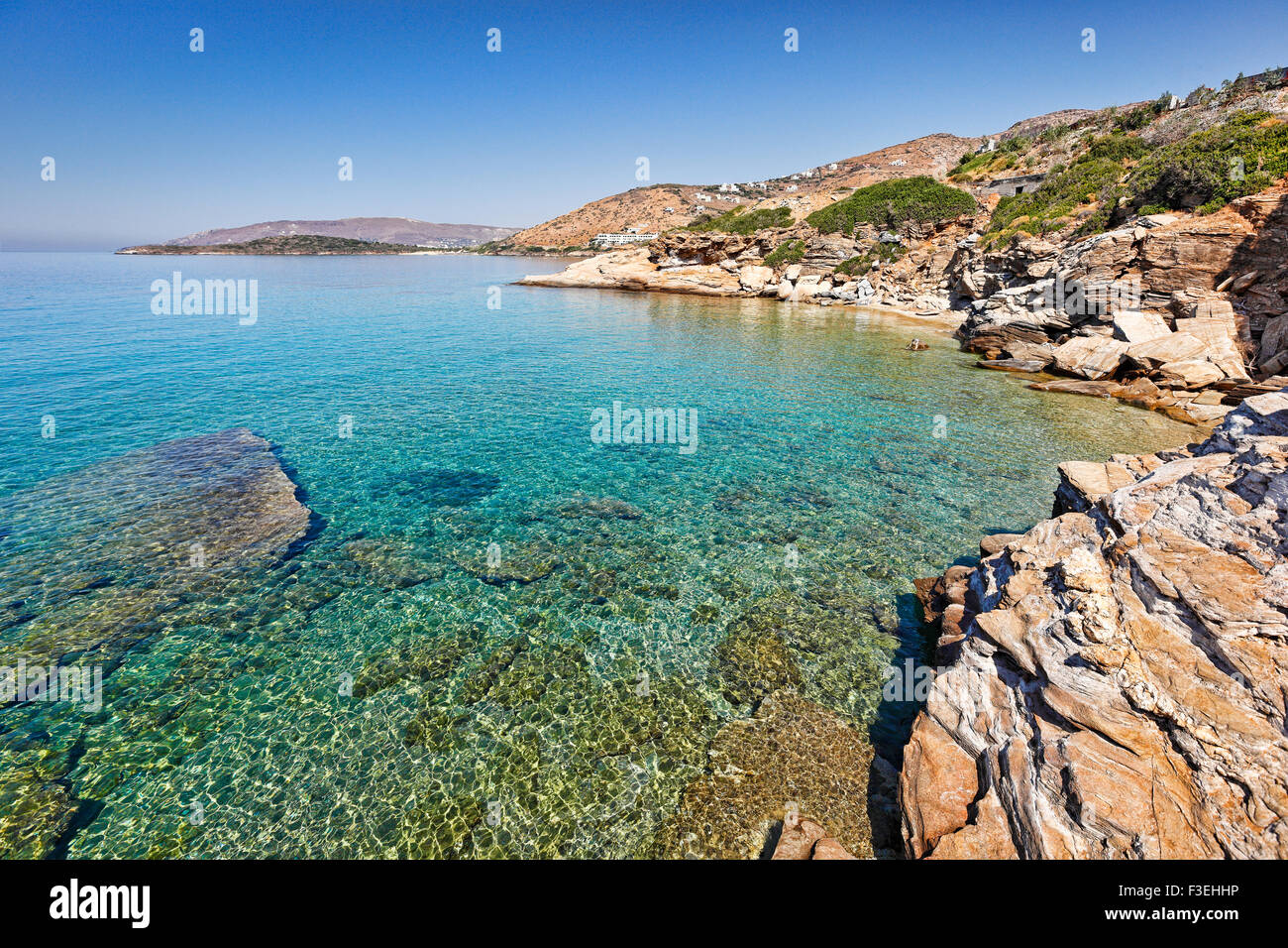 Felsige Ufer des St. Kyprianos in Andros, Griechenland Stockfoto