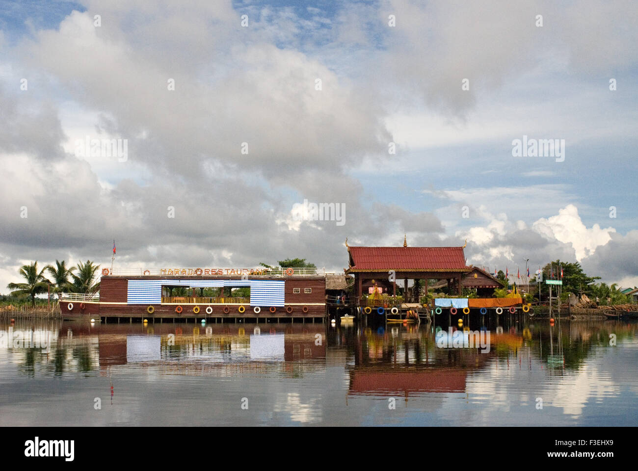 Schwimmendes Restaurant im Ream Nationalpark Boot. Ream National Park liegt 18 Kilometer von der Innenstadt von Sihanoukville, in Richtung Phn Stockfoto