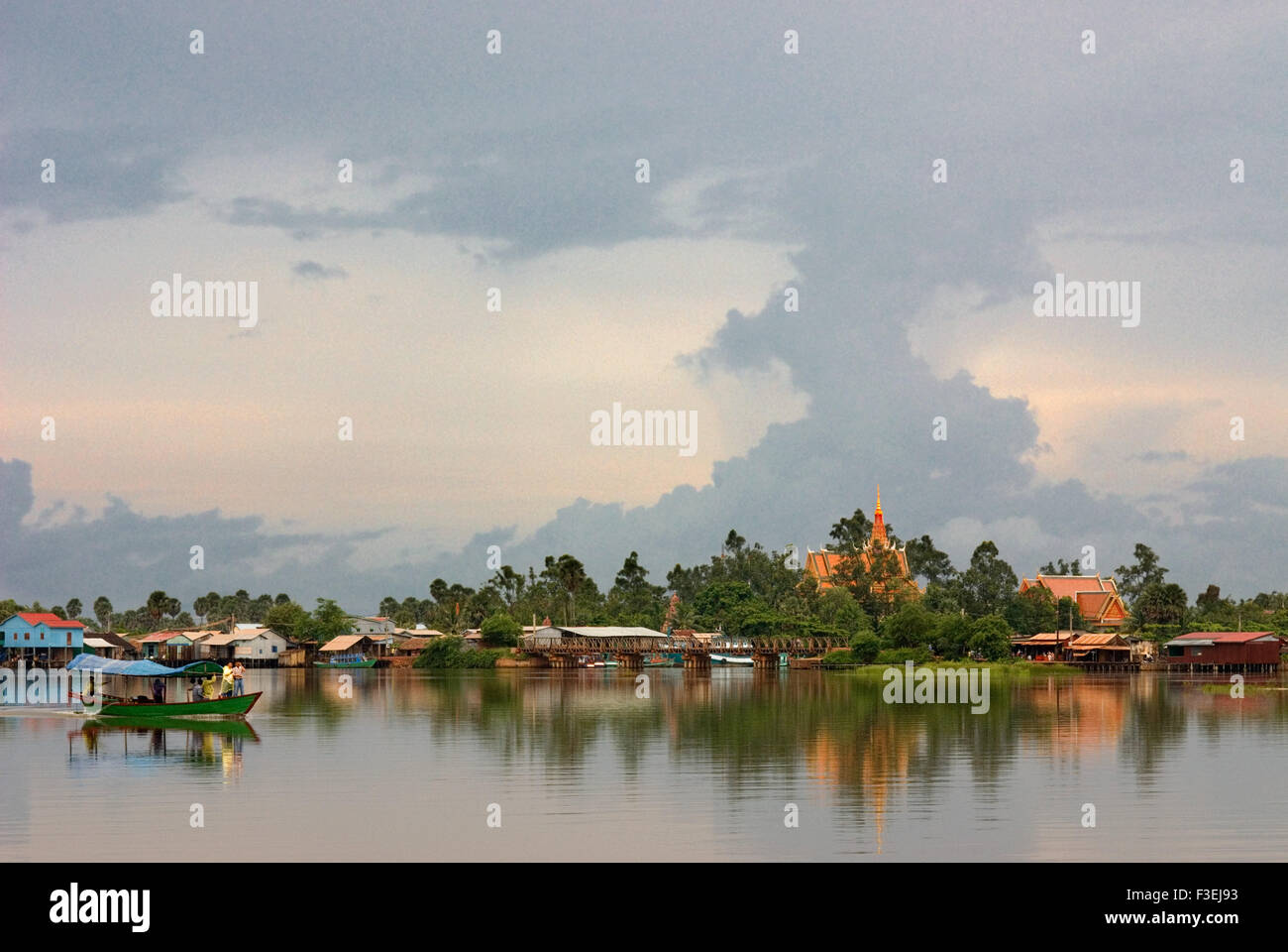 Kampot. Prek Kampong Bay River. Kampot River Kampot River, der eigentlich eine Mündung, in Kombination mit dem Bokor Mountai ist Stockfoto