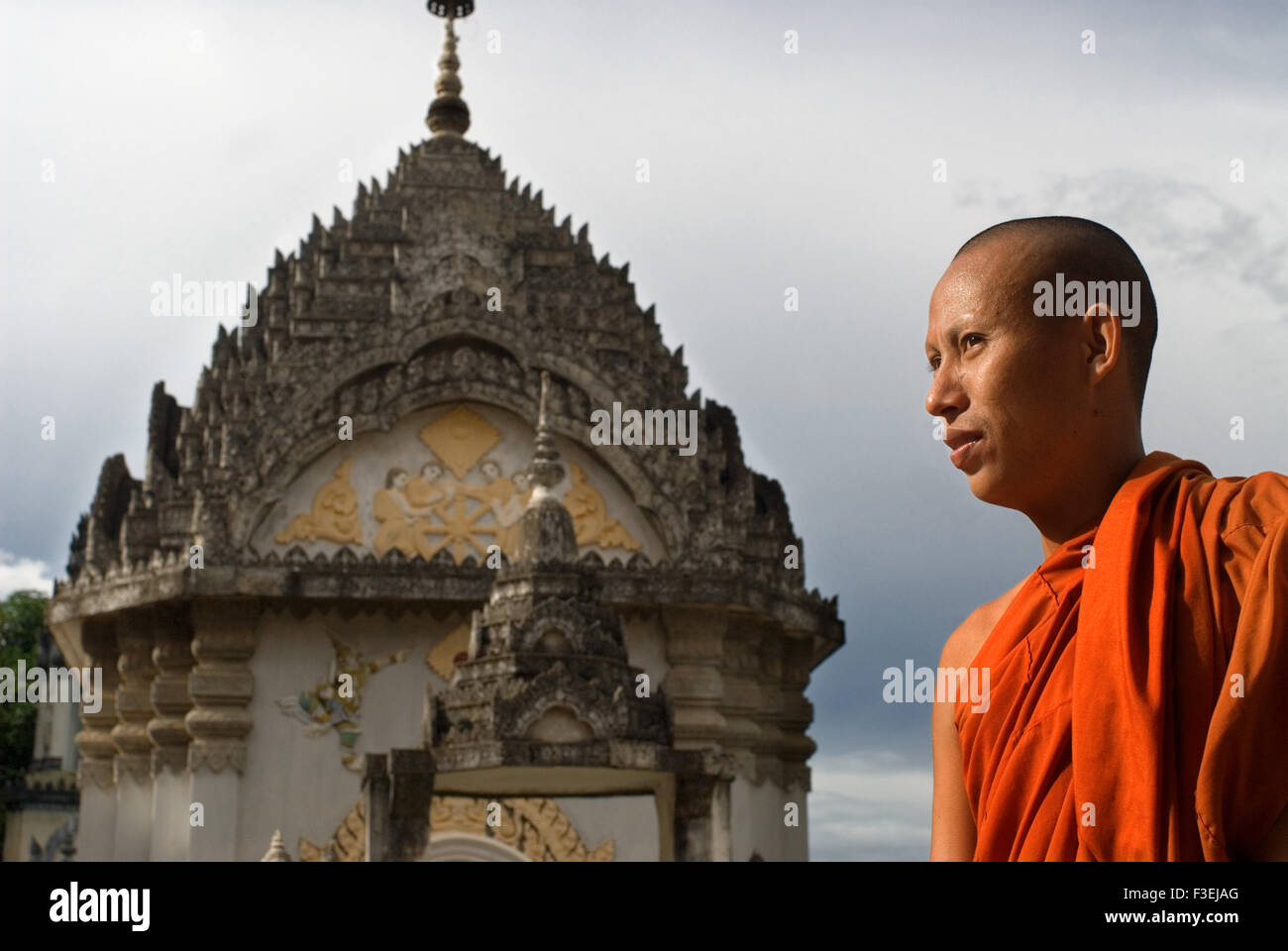 Buddhistischer Mönch in Wat Kandal Battambang. Obwohl Sie die zweitgrößte Stadt in Kambodscha, mit einer Bevölkerung von mehr als 250.000 und Stockfoto