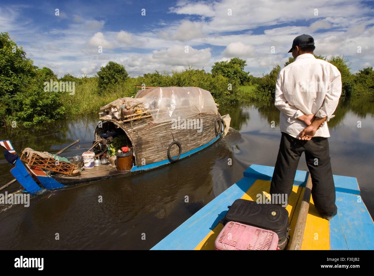 Boote auf dem Fluss Sangker. Reise von Battambang nach Siemp ernten. Die Bootsfahrt zwischen Siem Reap und Battambang bieten Ihnen viel Stockfoto