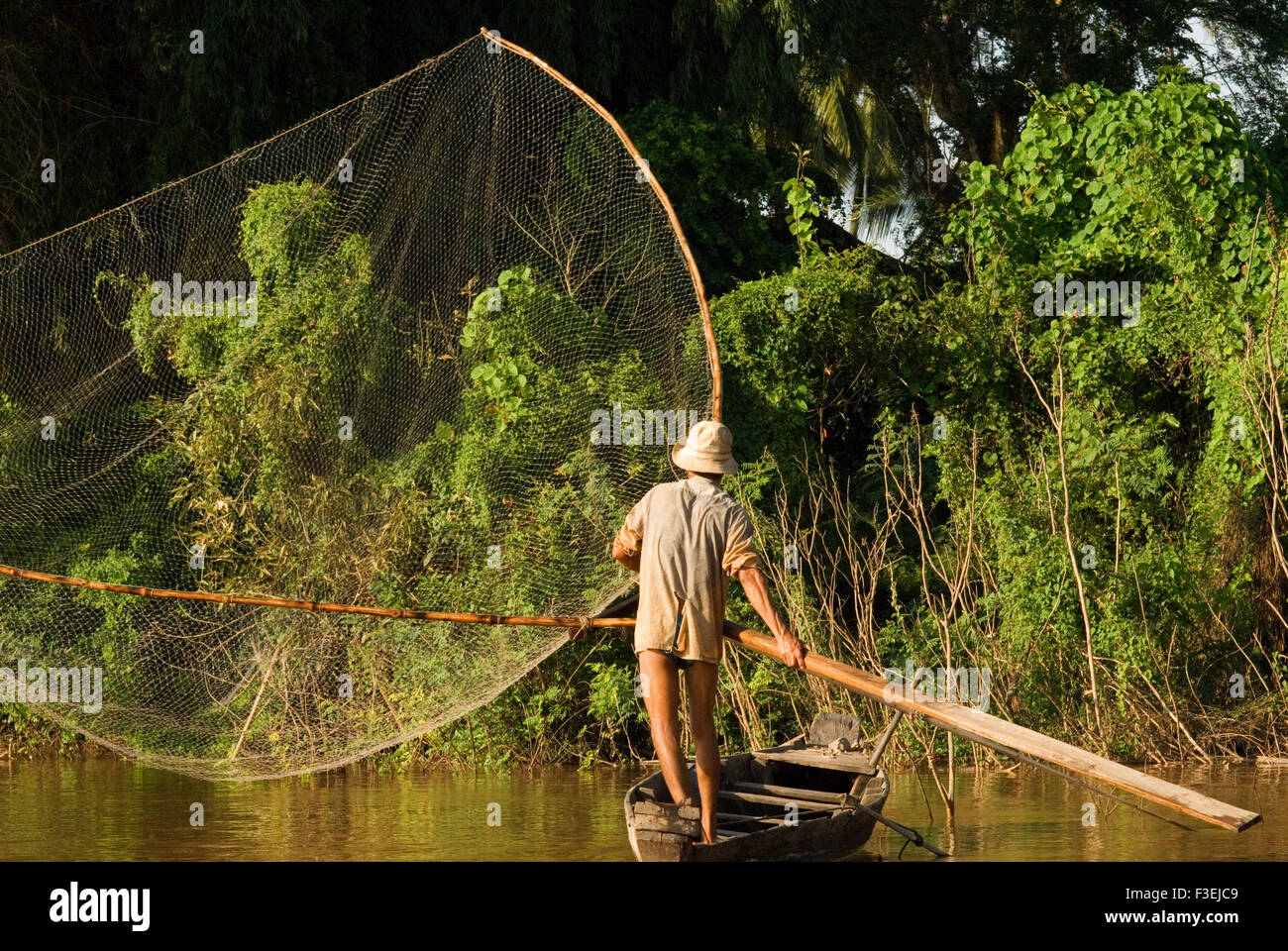 Fischer auf dem Mekong River in der Nähe von Kampi. Auf der Suche nach einige Süßwasserdelphine Irrawaddy. Kratie. Irrawaddy Delfine über fif Stockfoto