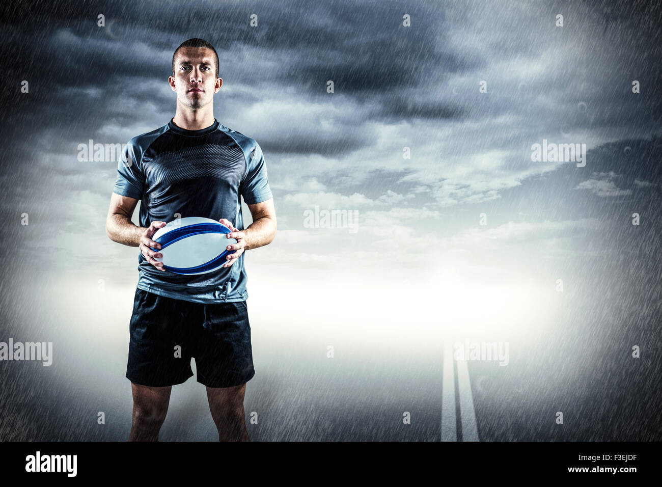 Zusammengesetztes Bild des schweren Rugbyspieler in schwarzem Jersey mit ball Stockfoto
