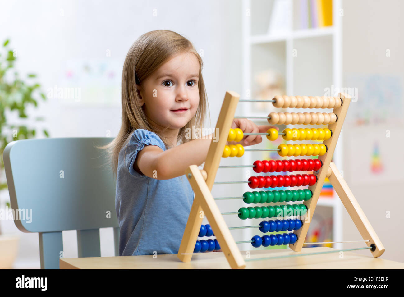 kleine Mädchen spielen mit Spielzeug Stockfoto