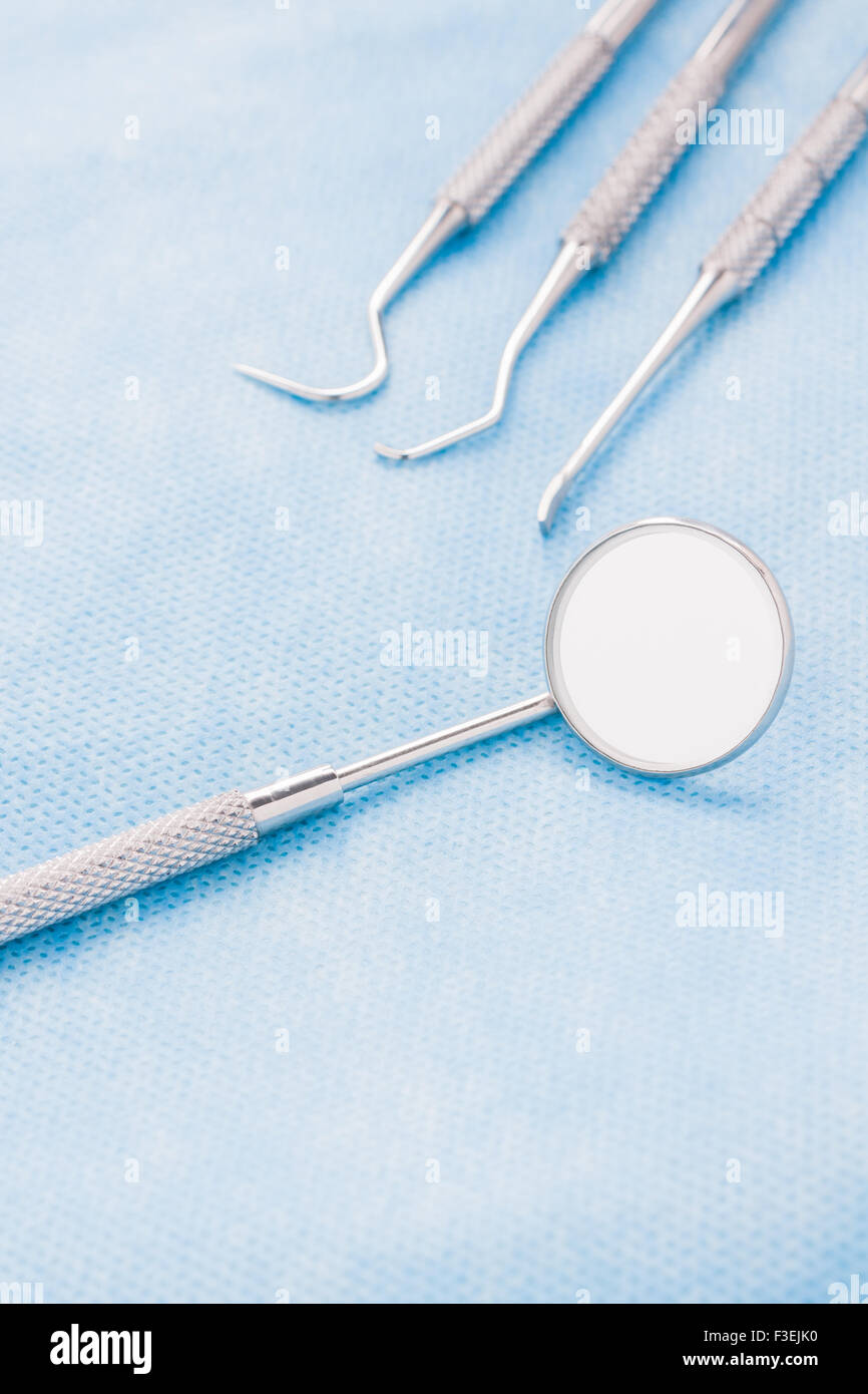 Periodontale Sonden oder zahnmedizinische Instrumente und mit selektiven Fokus auf die zahnmedizinischen Spiegel Spiegel Stockfoto