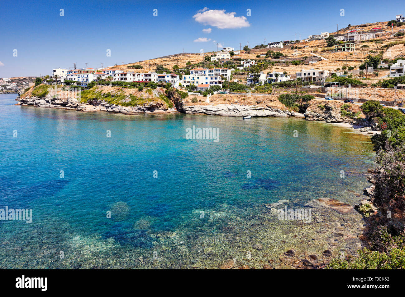 Felsige Ufer des Viomichanos in Andros, Griechenland Stockfoto