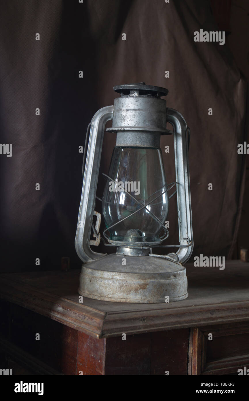 Aging-Kerosin-Lampe kostet (Stand) s auf Holztisch Stockfoto