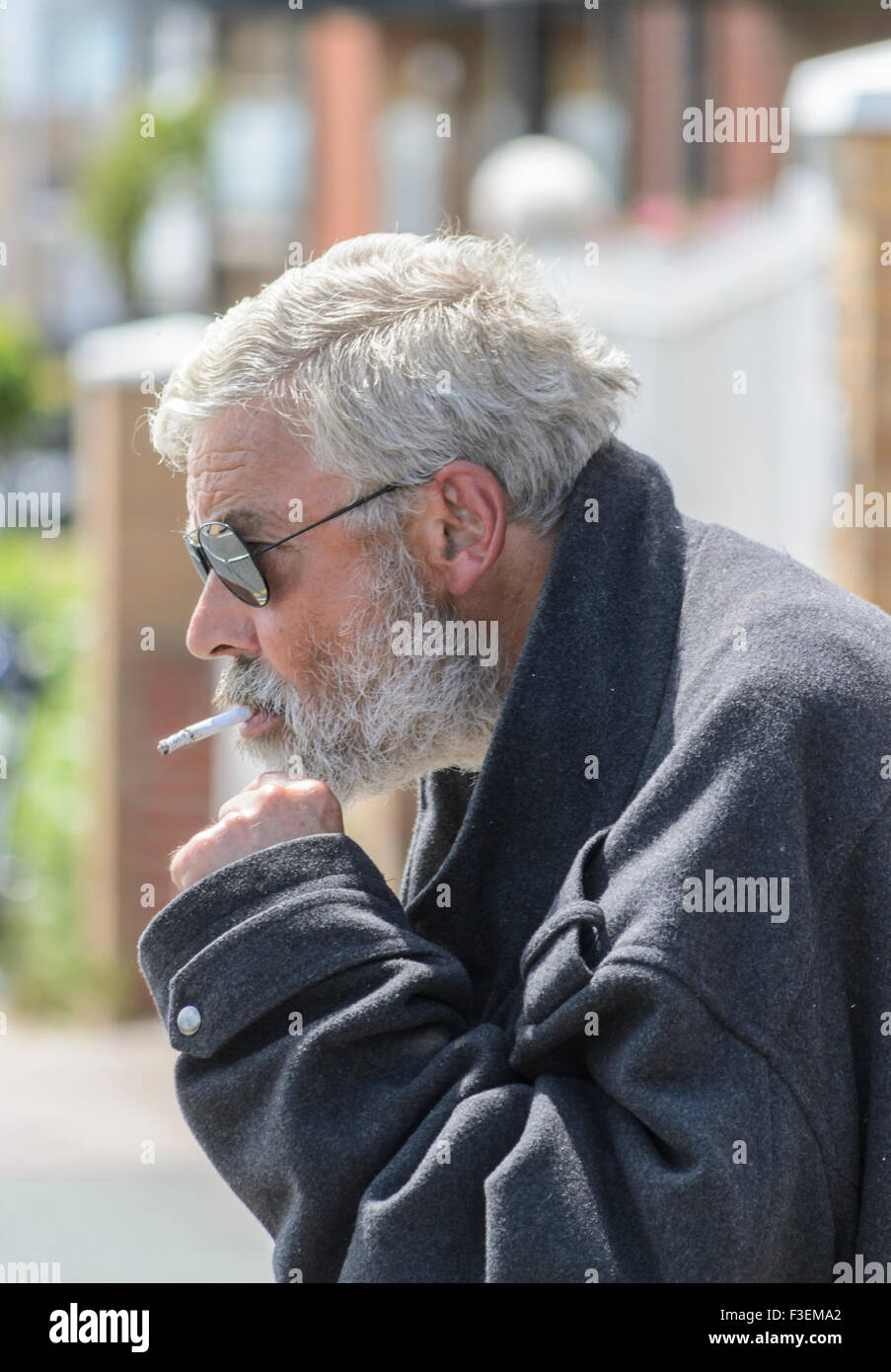 Ein Obdachloser Mann Rauchen. Stockfoto